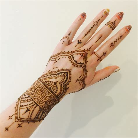 People with the condition feel that all foods taste sour, sweet, bitter or metallic. . Why do my hands smell like henna